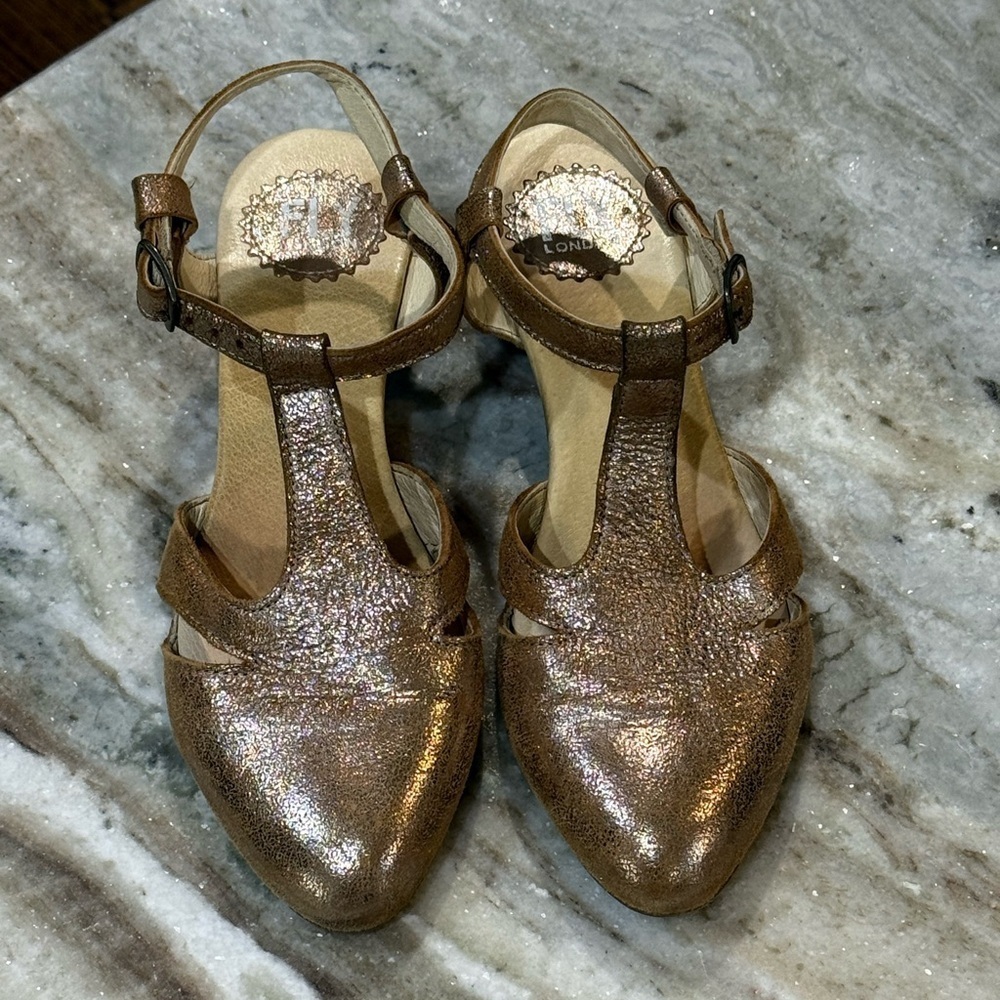 Women’s FLY LONDON Rose gold metallic T-strap low heel closed toe sandal Size 36 - Picture 2 of 8